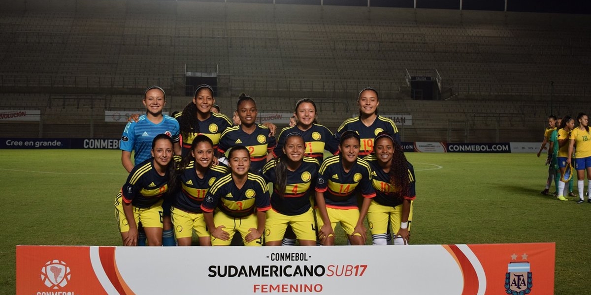 Selección Colombia Femenina sub 17, derrotó a Brasil 1-0. Andrea Pérez (segunda en la parte de arriba, de izquierda a derecha), jugó los 90 minutos.