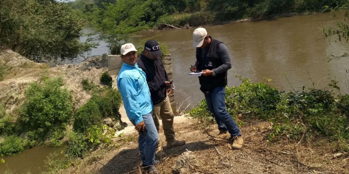 Miembros del CTI realizan inspección en Puebloviejo, por presunto aprovechamiento ilícito de recursos naturales.