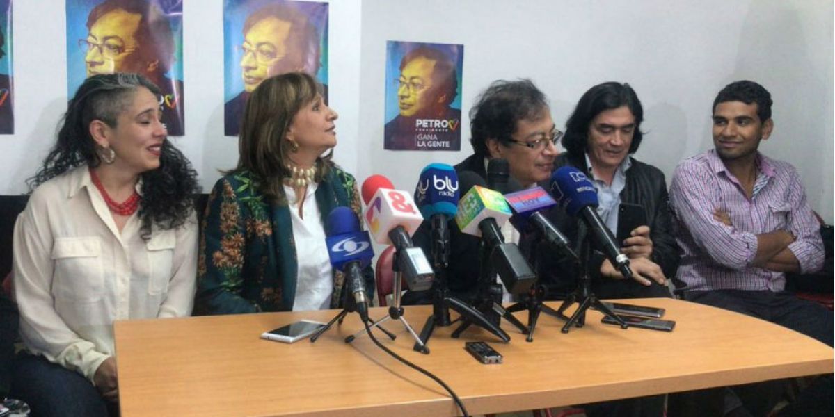 María José Pizarro, Ángela Robledo, Gustavo Petro y Gustavo Bolívar, durante la oficialización de la candidatura de Robledo.