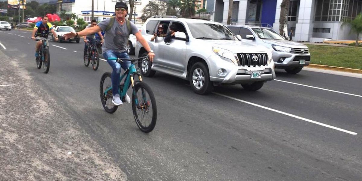  Carlos Vives paseando en bicicleta por las calles de Honduras. 