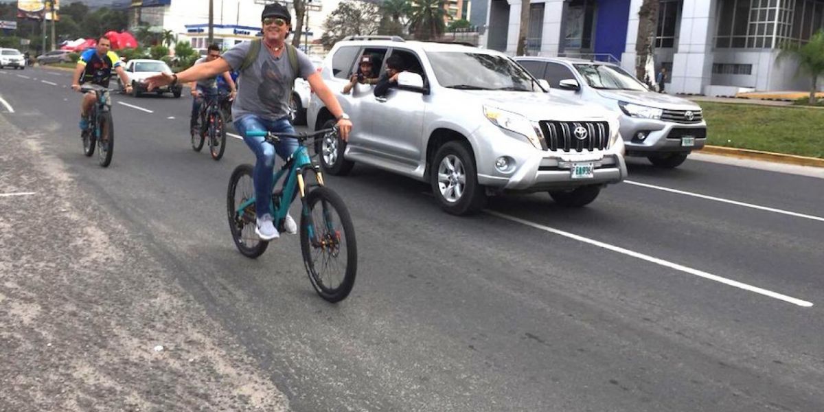 @JuanOrlandoH. Carlos Vives paseando en bicicleta por las calles de Honduras.