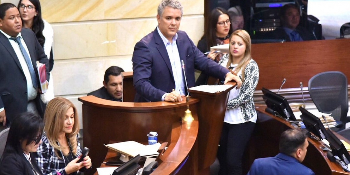 El candidato presidencial Iván Duque despidiéndose del Senado.