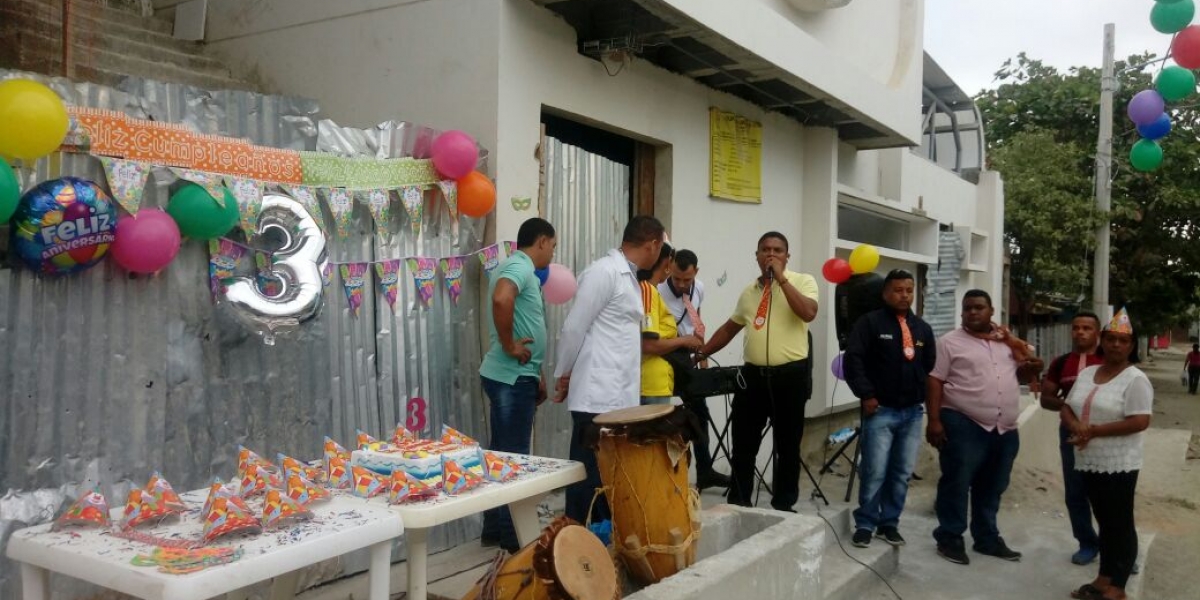 Vestidos de celebración, con torta y decoración, los habitantes del barrio La Paz realizaron una protesta pacífica.