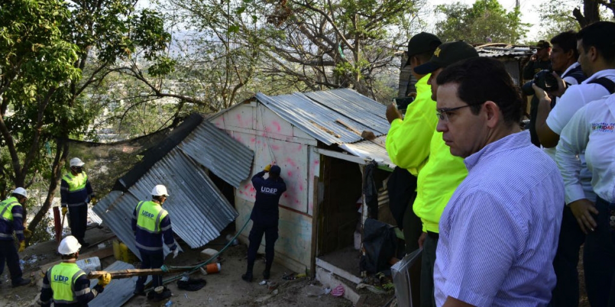 Demolición de viviendas en Colinas de El Pando.