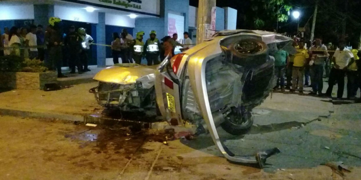 El carro donde iban los cinco jóvenes se partió en dos debido al fuerte choque.