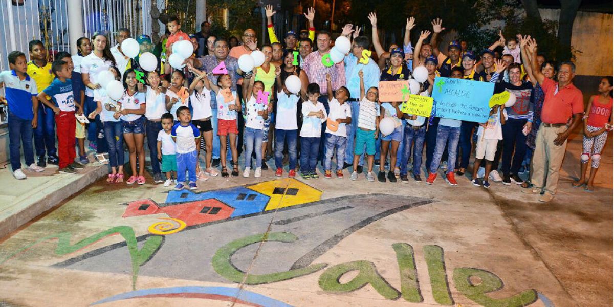 La comunidad hizo presencia en el acto de entrega de las calles pavimentadas.