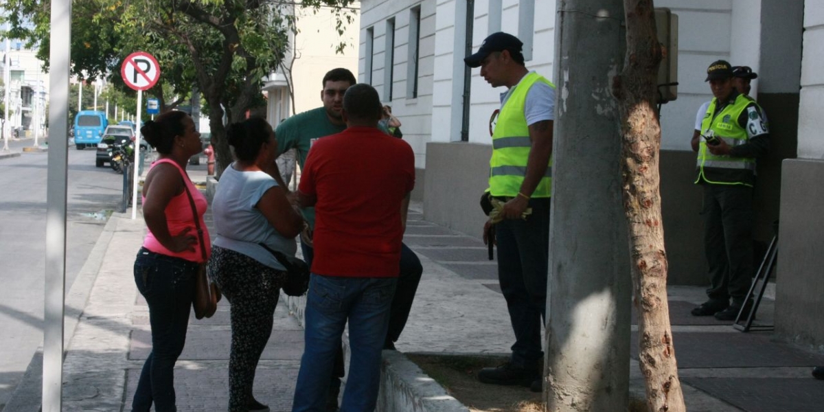 Los vendedores llegaron hasta la estación de policía. 