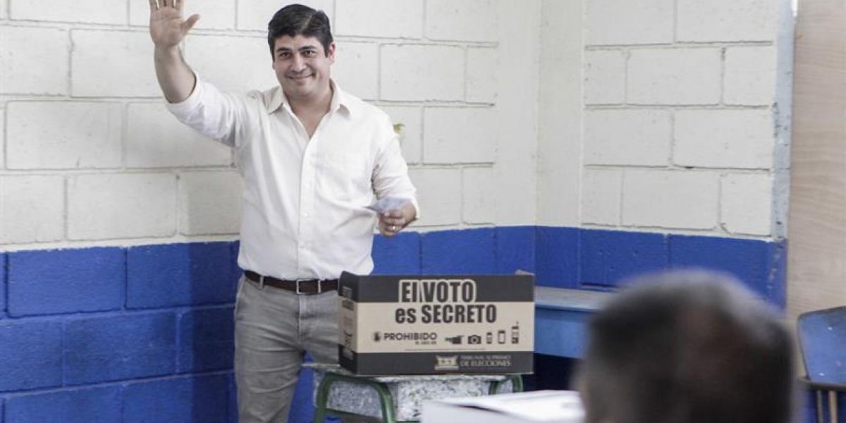 El Presidente electo Carlos Alvarado, luego de ejercer su derecho al voto.