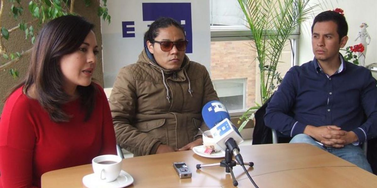 Yadira Aguagallo (i), pareja del fotoperiodista Paúl Rivas; Alejandro Ortega (c), hermano del periodista, Javier Ortega; y Cristian Segarra (d), hijo del conductor Efraín Segarra.