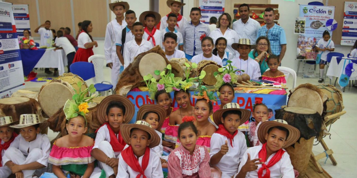 Niños durante la feria InnovaMag.