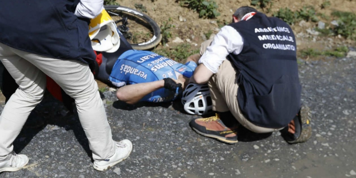 Michael Goolaerts, ciclista belga, sufrió un ataque cardíaco en plena competencia.