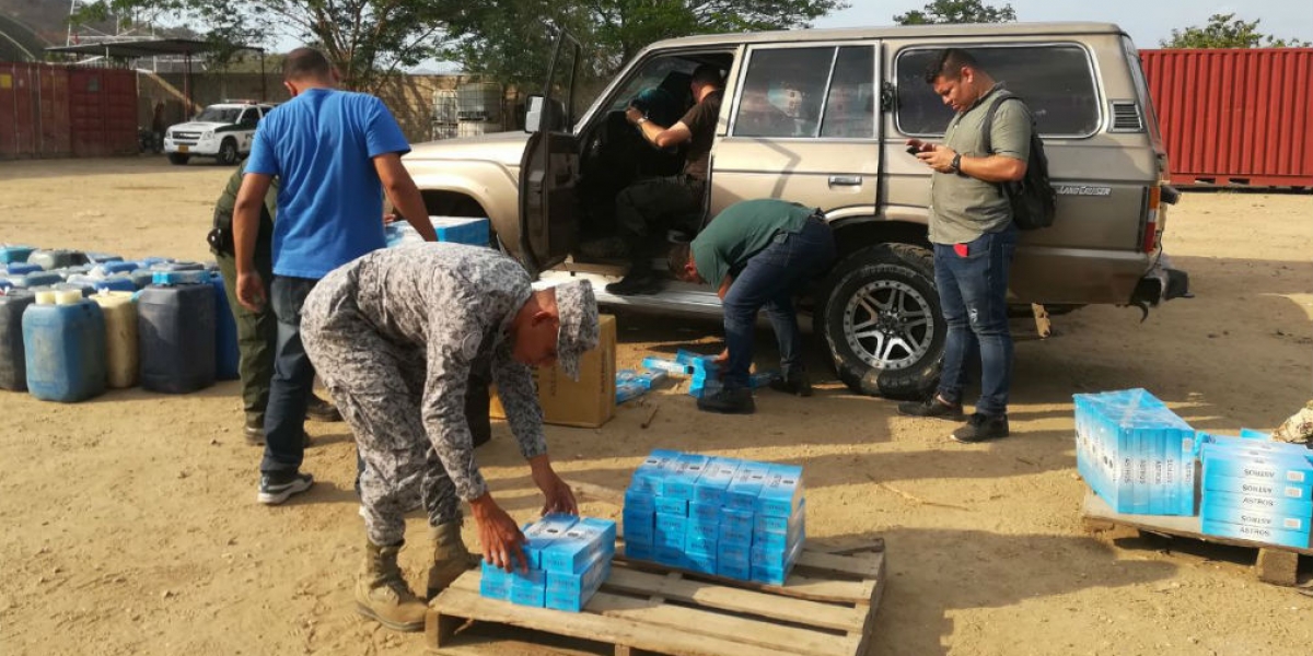 Los artículos de contrabando estaban almacenados en dos vehículos tipo camioneta.