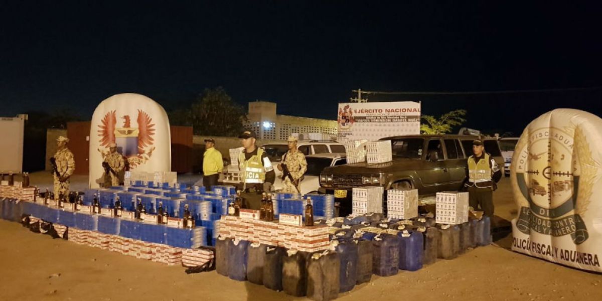 Prensa Ejercito Nacional. Los artículos de contrabando estaban almacenados en dos vehículos tipo camioneta.