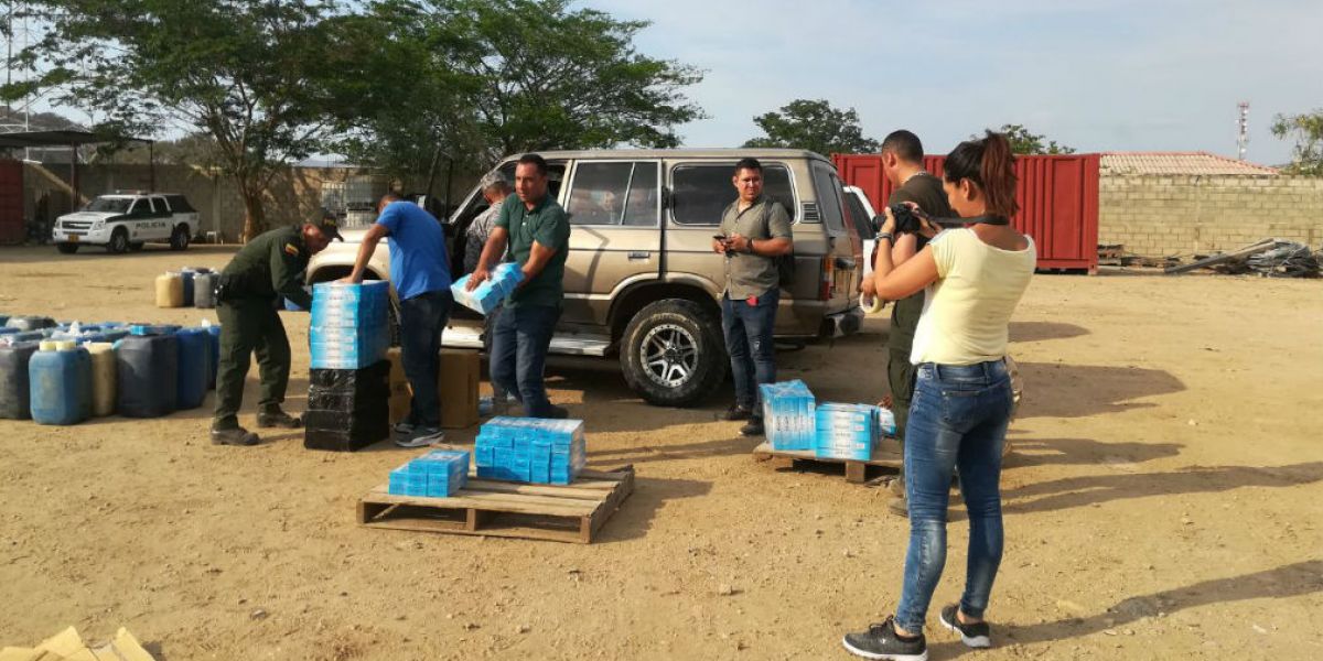 Los artículos de contrabando estaban almacenados en dos vehículos tipo camioneta.