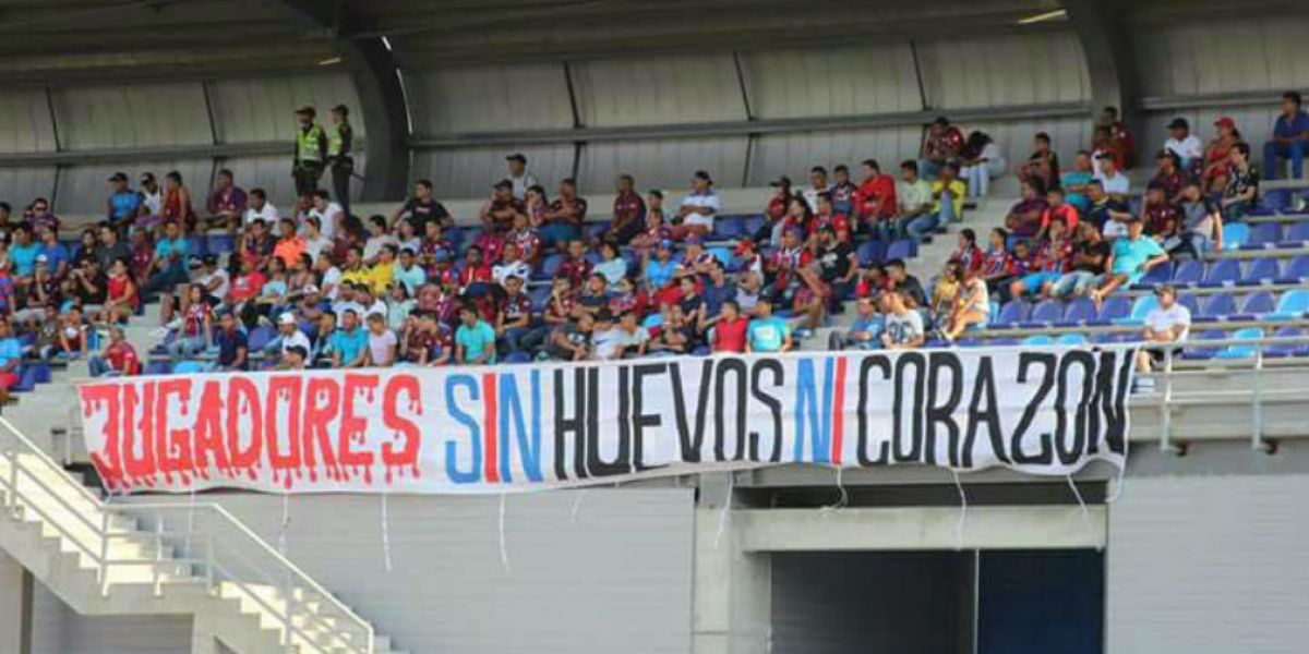 Pancarta ofensiva dentro del estadio Sierra Nevada.