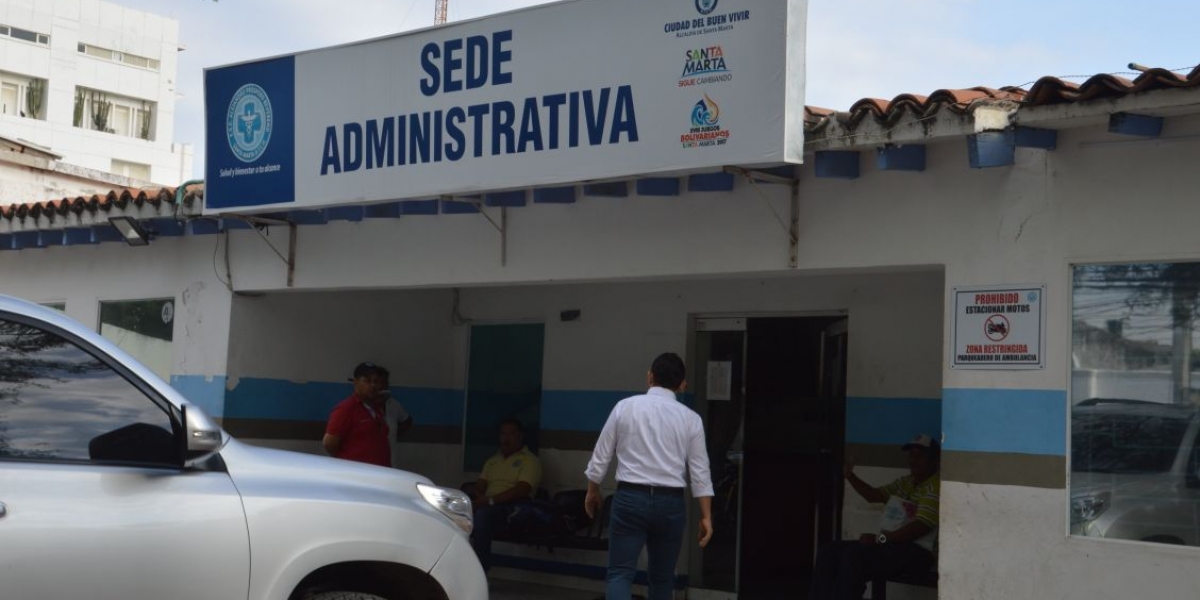 El alcalde Rafael Martínez llegó de manera sorpresiva a la sede adminstrativa de la E.S.E.