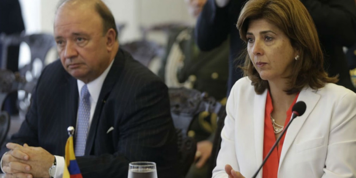 EFE. La canciller colombiana, María Ángela Holguín (d), y el ministro de la Defensa colombiano, Luis Carlos Villegas.