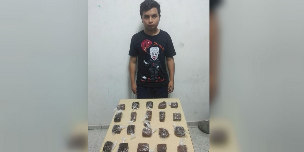Policía de Santa Marta. A Julián Esteban Montoya Rojas lo cogieron con 21 ponqués envueltos en papel plástico trasparente.