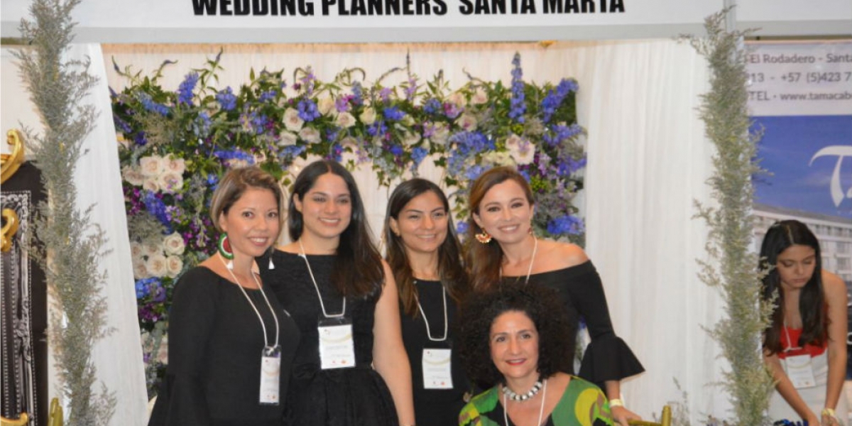 La diseñadora Judy Hazbun posó al lado de las wedding planners.