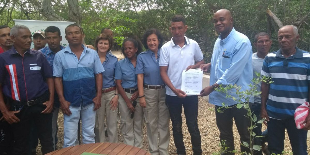 Firma de convenio entre MinAmbiente y pescadores.