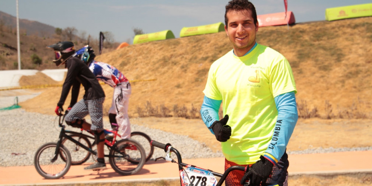 Carlos Ramírez, medallista olímpico en bicicrós, en la pista de Bureche.
