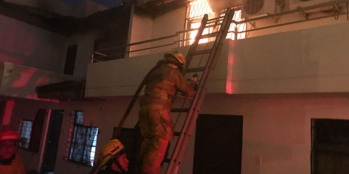 Incendio en El Rodadero fue atendido por los Bomberos.