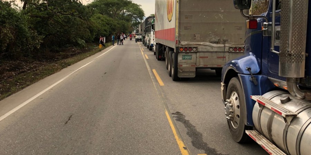 Imagen del trancón que se presentó desde la tarde en la vía Ariguaní-Ciénaga.