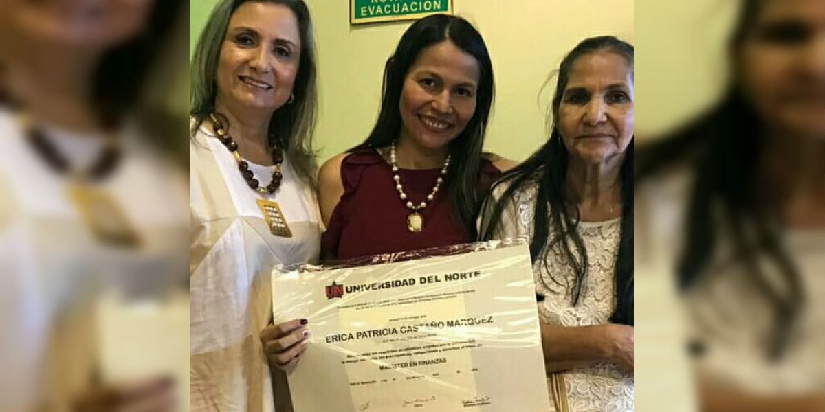 Érica, junto a la señora que le colaboró y a su mamá recibiendo su diploma de magister.