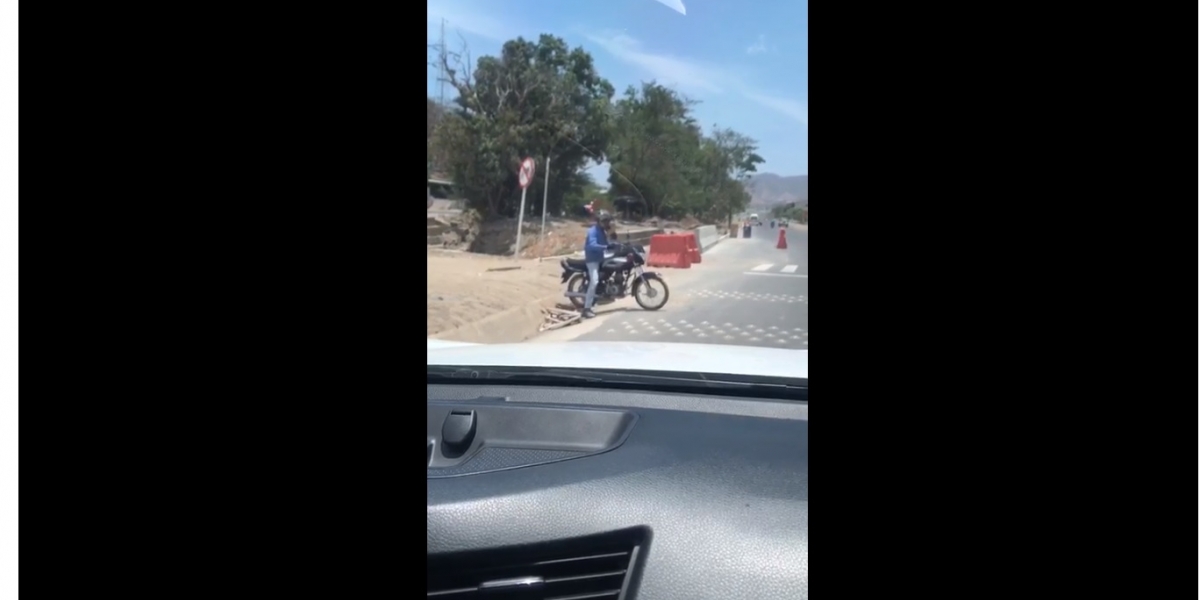 Cortesía Fabio Manjarrés La situación se vuelve recurrente en la vía: motociclistas habilitan pasos ilegales para pasar de una calzada a otra.