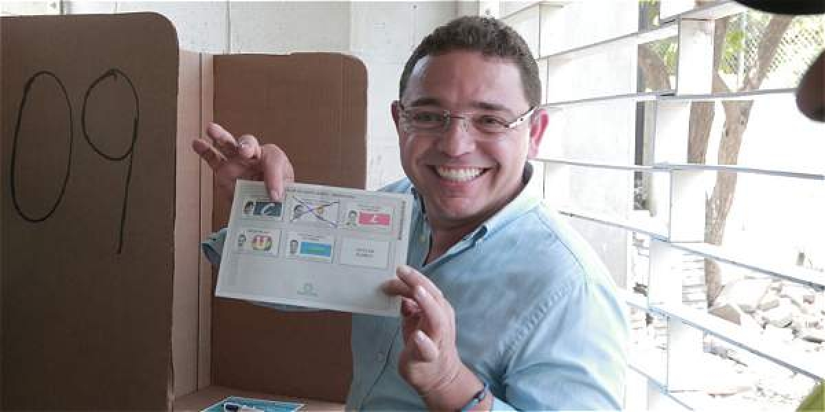 Rafael Martínez ejerciendo el voto durante la campaña de 2015.