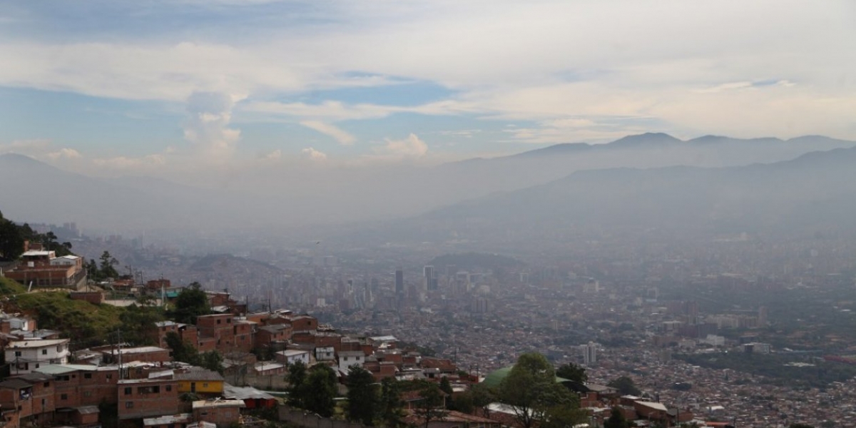 El aire de Medellín es medido por las autoridades.