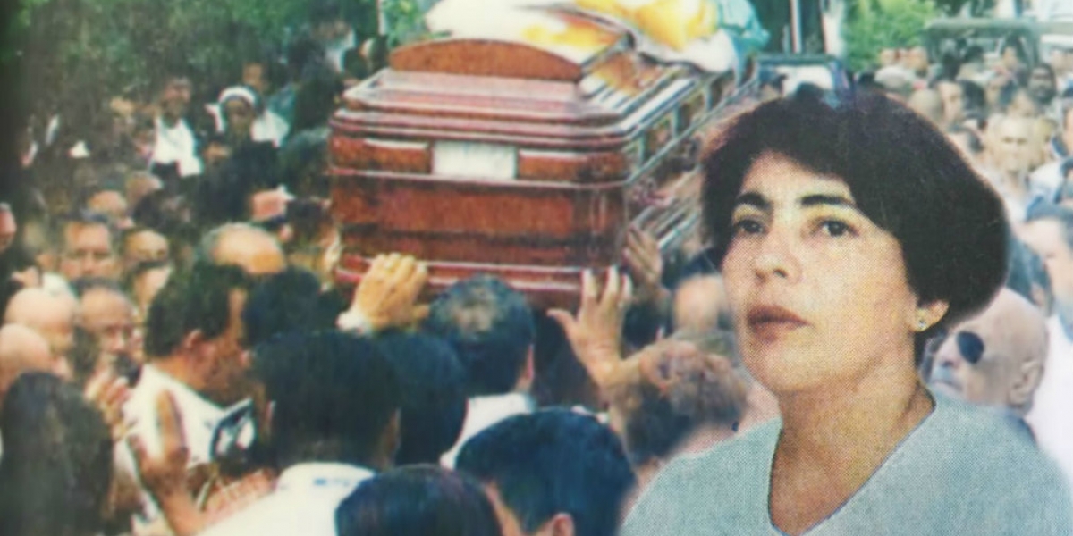 Zully Codina, dirigente sindical y periodista asesinada. Al fondo, el féretro donde reposaban sus restos el día de su entierro.