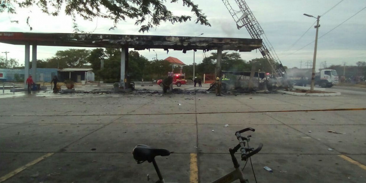 Así quedó la bomba de gasolina luego del incendio. 