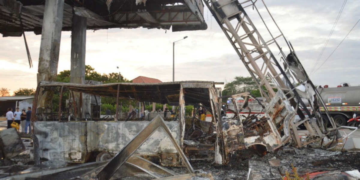 Este fue el estado en que quedó la buseta tras el voraz incendio. 