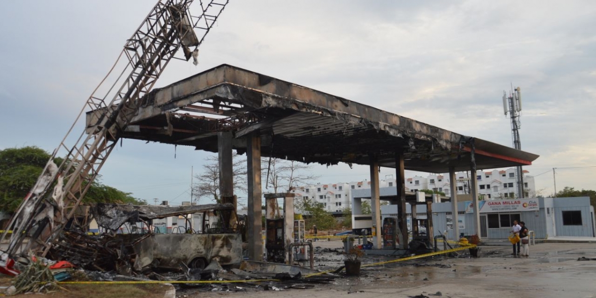 Así quedó la bomba de gasolina luego del incendio. 