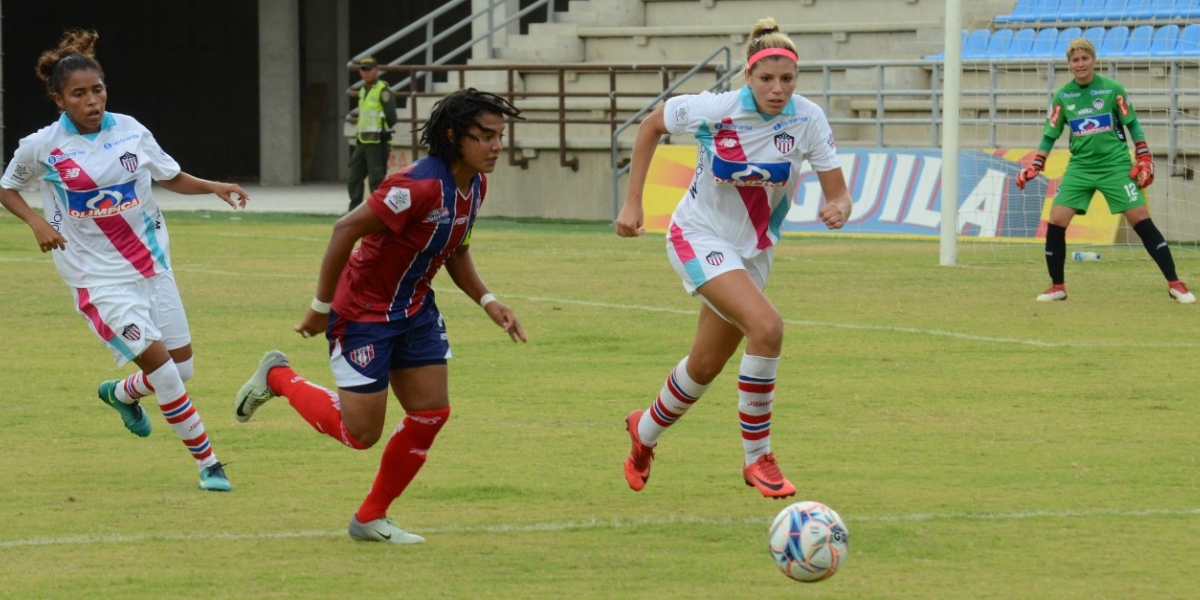 Momentos del partido entre el Unión Femenino y las Tiburonas del Junior Femenino, que se jugó este domingo en el estadio Sierra Nevada.