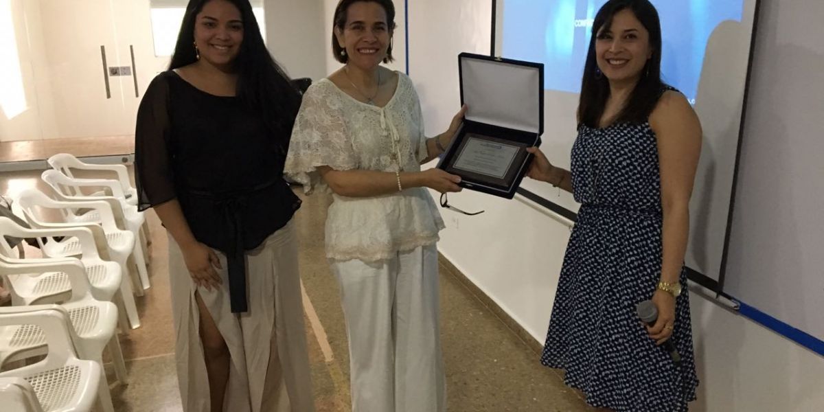 Presentación del certificado obtenido por el Colegio Bilingüe.