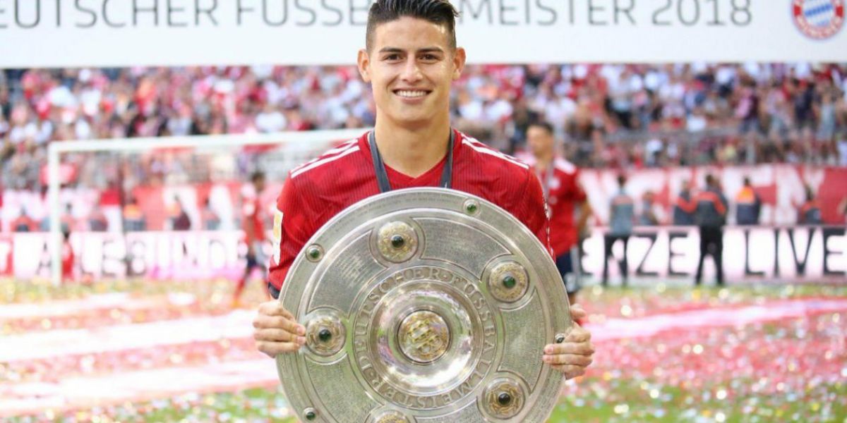 James Rodríguez levanta el trofeo de campeón de la Liga de Alemania. 