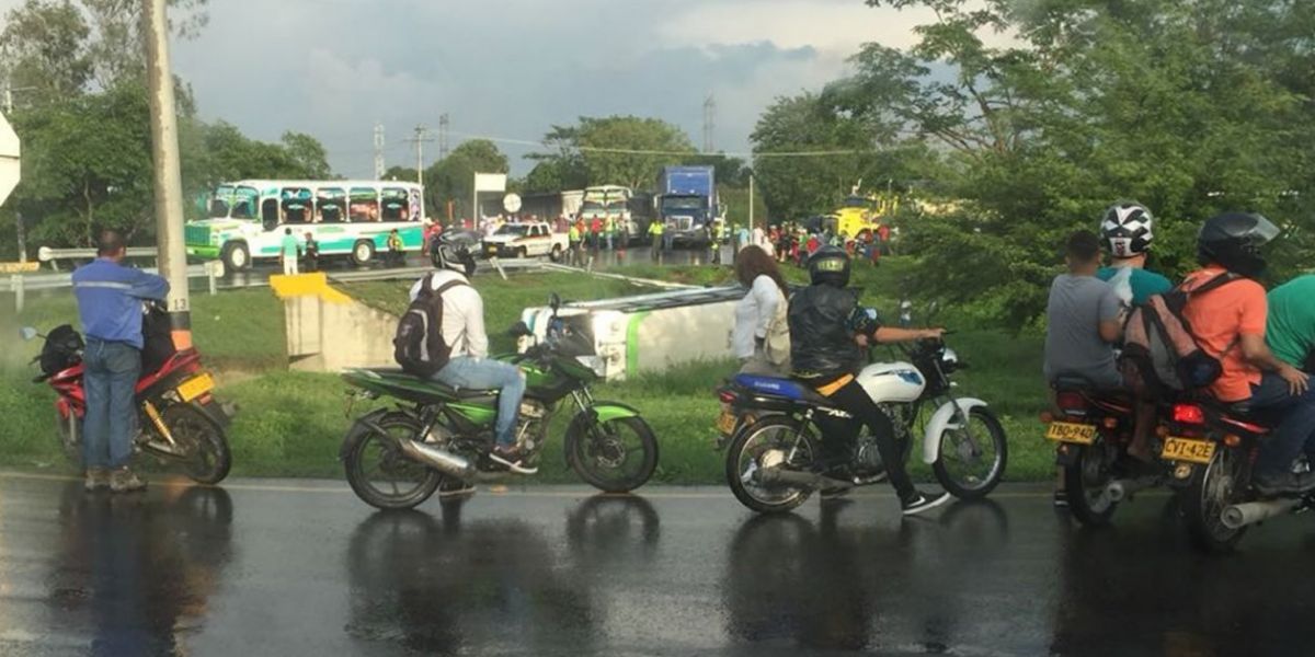 Zona Cero El bus quedó en la mitad de la rotonda de la Vía de la Cordialidad.