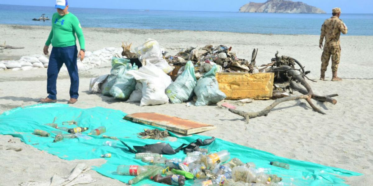 Retiran  20 metros cúbicos de basura y desechos en desembocadura del río Manzanares. 