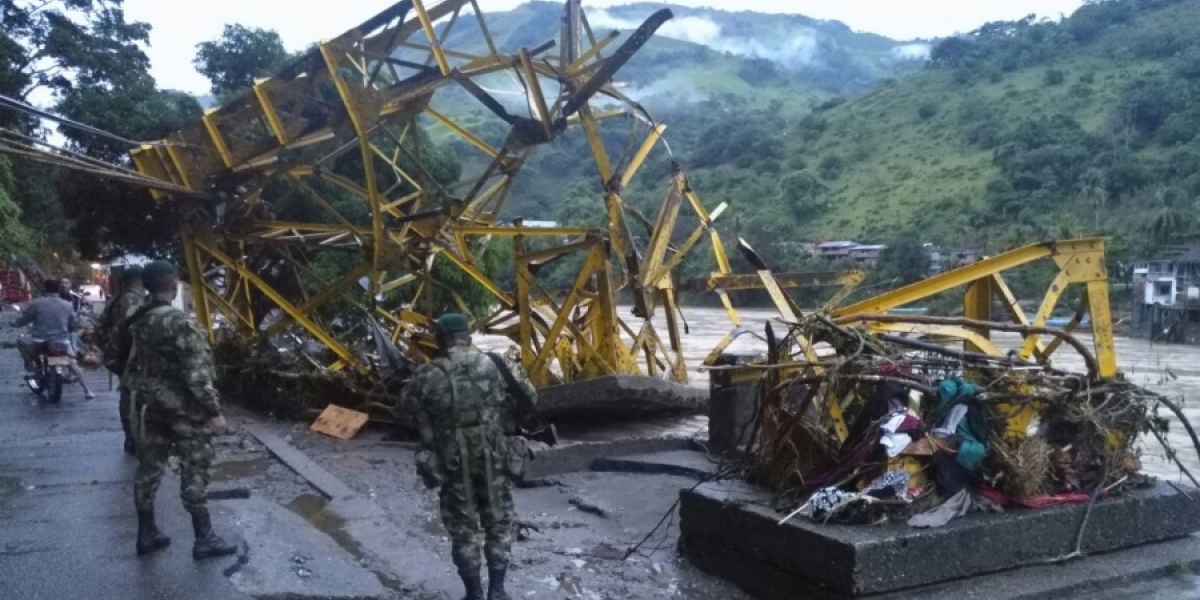 Puente destruido en Puerto Valdivia.