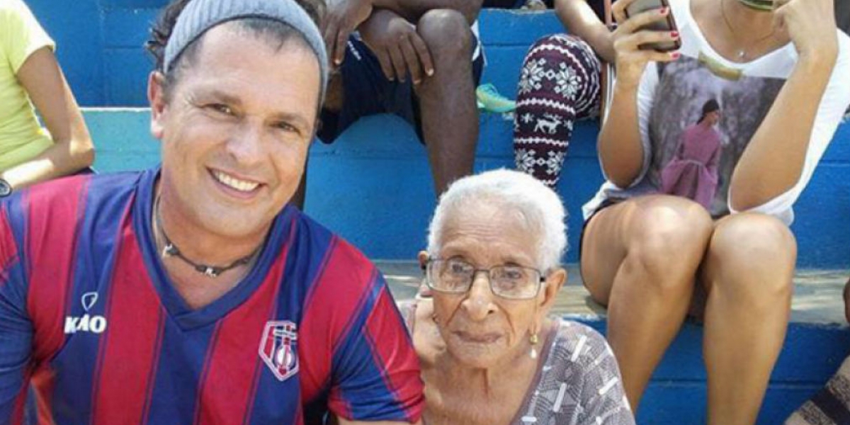 Carlos junto a una abuelita en la cancha "La Castellana".