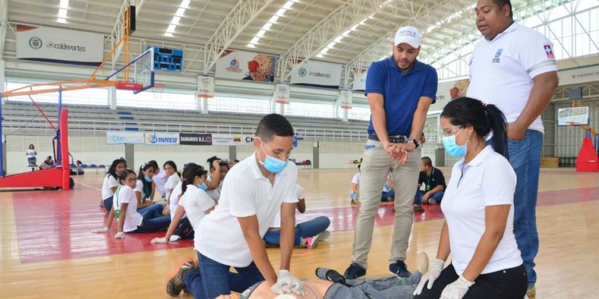 Curso sobre cómo responder a emergencias en Santa Marta.