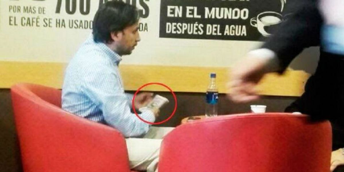 RCN Radio Funcionario de la Fiscalía recibiendo dineros.