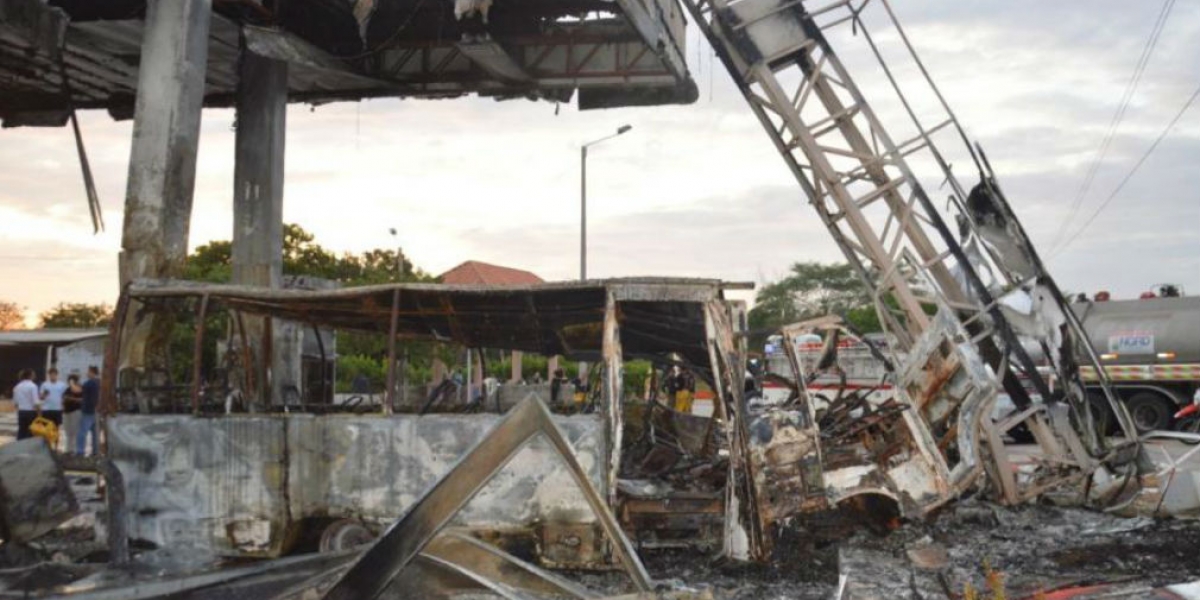 Así quedó la estación de gasolina del sector de Don Jaca, en las afueras de Santa Marta, luego que una buseta chocó contra una de la islas del lugar.