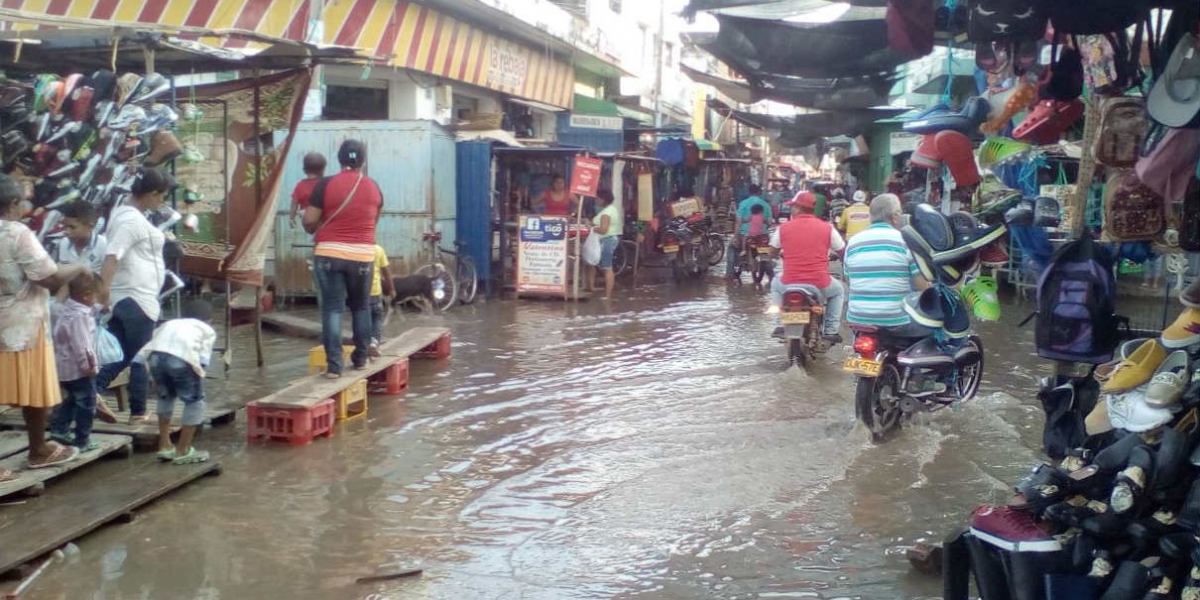 El río ya se metió en el sector comercial. 