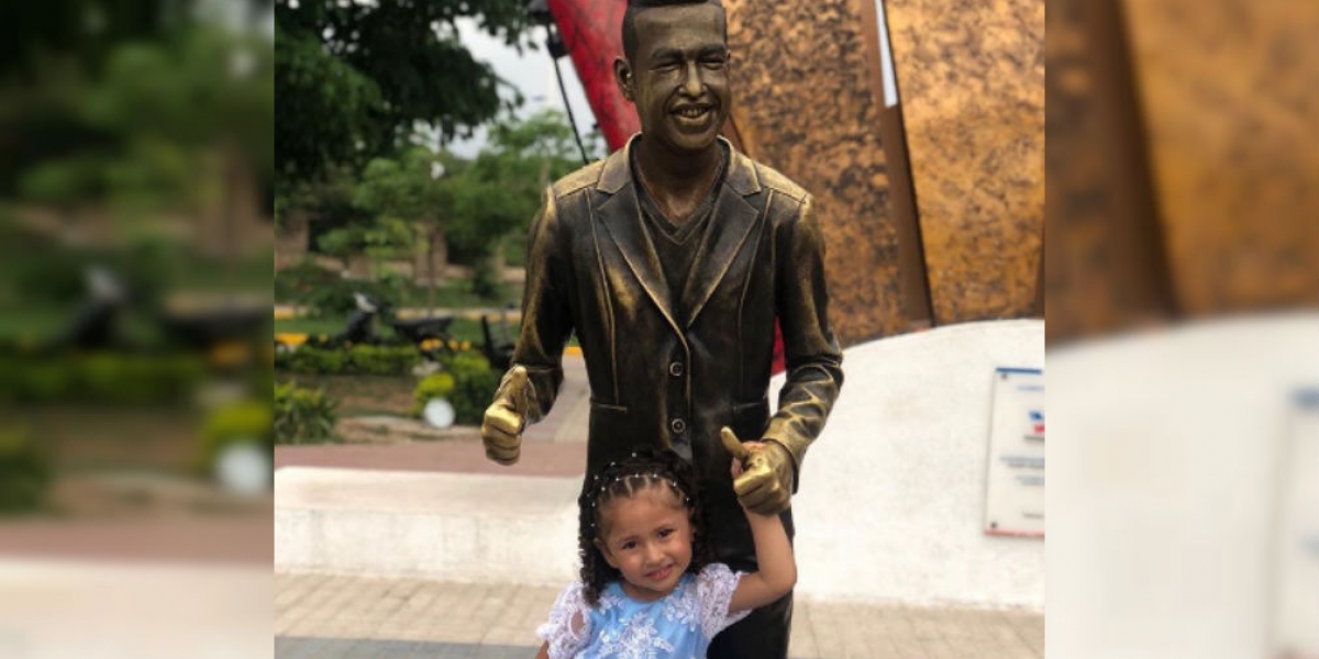 Paula Elena posó al lado de la estatua de su padre.