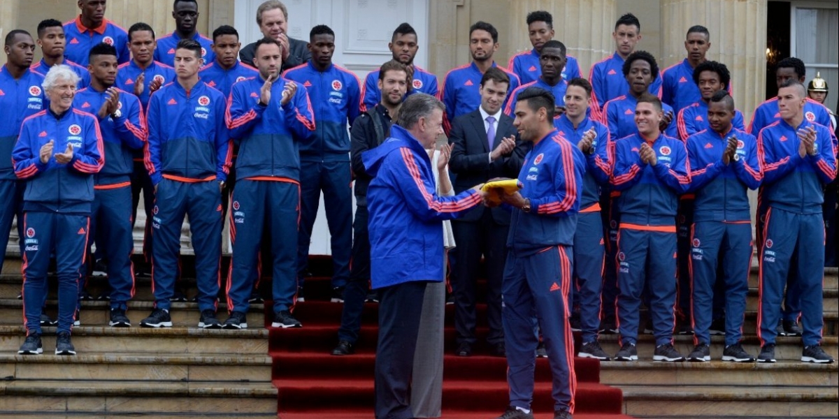 Zonacero.com/EFE El Presidente Juan Manuel Santos entrega al capitán Falcao García la bandera de Colombia.