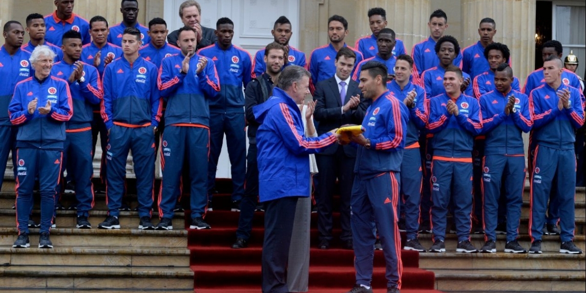 El Presidente Juan Manuel Santos entrega al capitán Falcao García la bandera de Colombia.