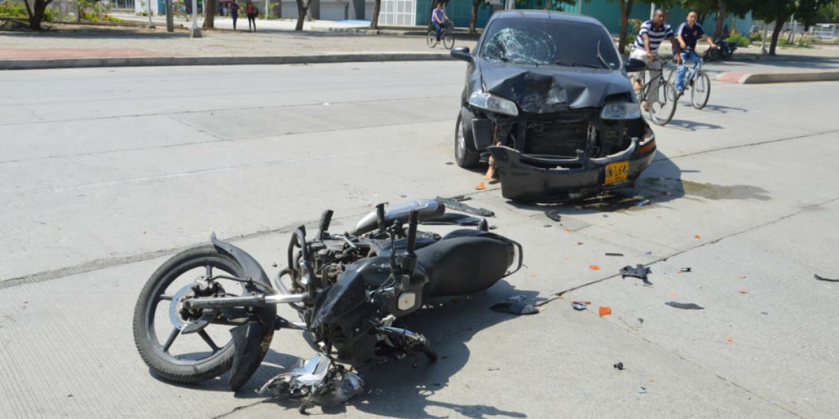 El accidente dejó lesionado al conductor de la motocicleta.